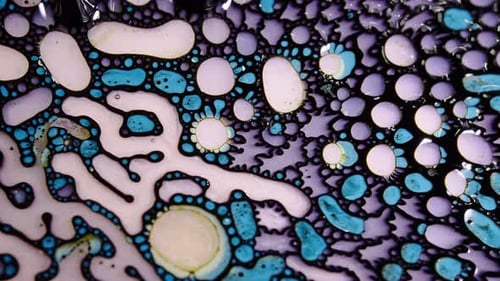 plan de motifs fluides colorés créant des formations organiques abstraites