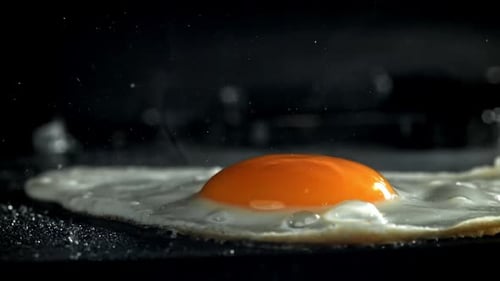 Das Ei wird in einer Pfanne gebraten, mit einer Hochgeschwindigkeitskamera mit 1000 Bildern pro Sekunde gefilmt