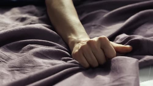Une jeune femme reste à la maison pendant la quarantaine
