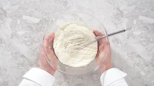 Legen Sie die Zutaten flach in eine Glas-Rührschüssel, um den Funfettti-Bundt-Kuchen zu backen