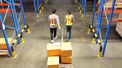 Lagerarbeiter arbeitet. Lager-Import Exportprodukt. Regale im Lagerhaus
