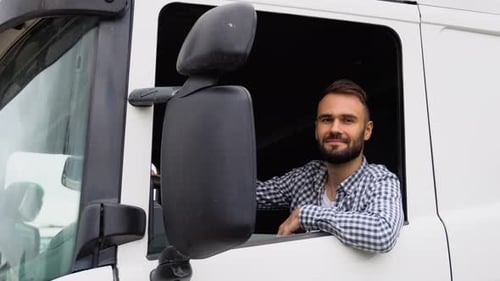 Motorista de caminhão sentado no táxi