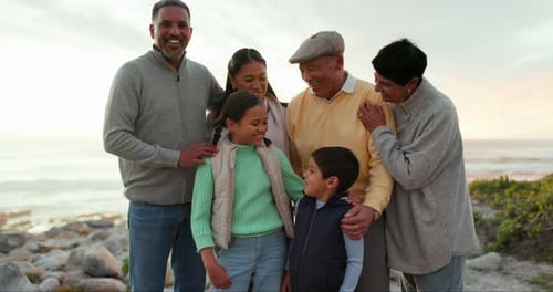 Naturaleza, playa y una gran familia riendo, feliz y sonriendo para unas vacaciones en Brasil