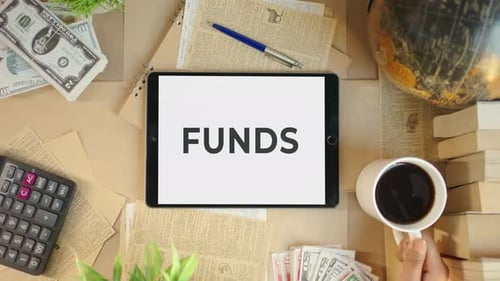GELDER WERDEN AUF DEM FINANZTABLET-BILDSCHIRM ANGEZEIGT