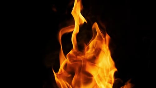 Intensiv brennendes Feuer auf schwarzem Hintergrund