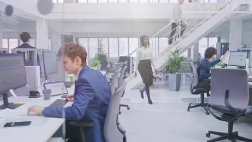 Equipe multinacional diversificada de gerentes de negócios e especialistas trabalha em computadores desktop, mas não