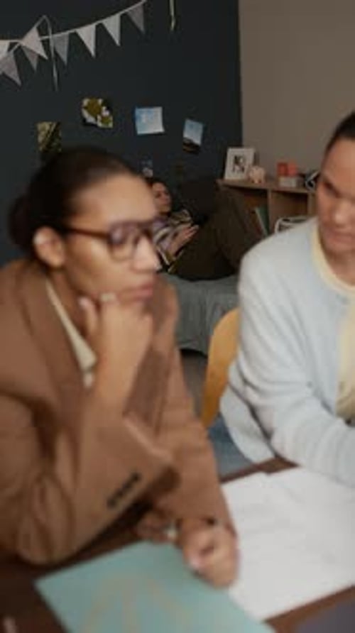 Parent et tuteur communiquant au bureau