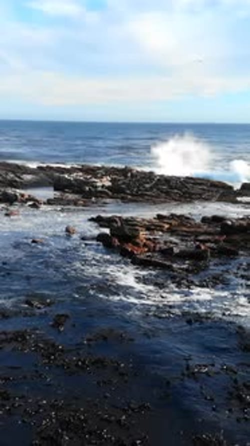 Sanfte Meereswellen treffen auf sandige Küste Entspannender Meerblick mit rollenden Wellen und Sandstränden