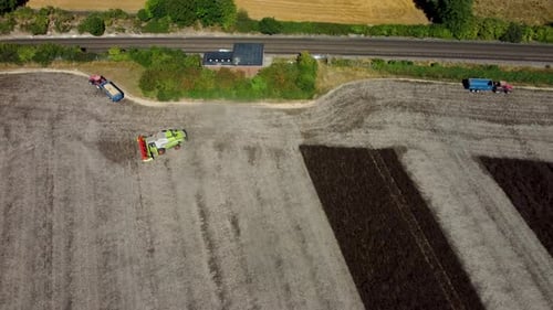 Luftaufnahmen von landwirtschaftlichen Fahrzeugen während einer Ernte