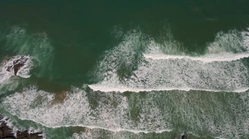 Vista aérea de las olas aplastantes del océano verde