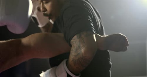 Dans un duel de Muay Thai, un défenseur capture une jambe offensive et reçoit un coup latéral en guise de représailles rapides