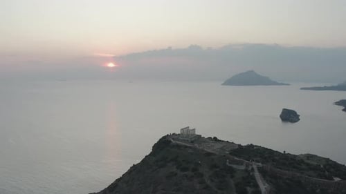 Vue par drone de ruines antiques en Grèce avec le coucher du soleil en arrière-plan