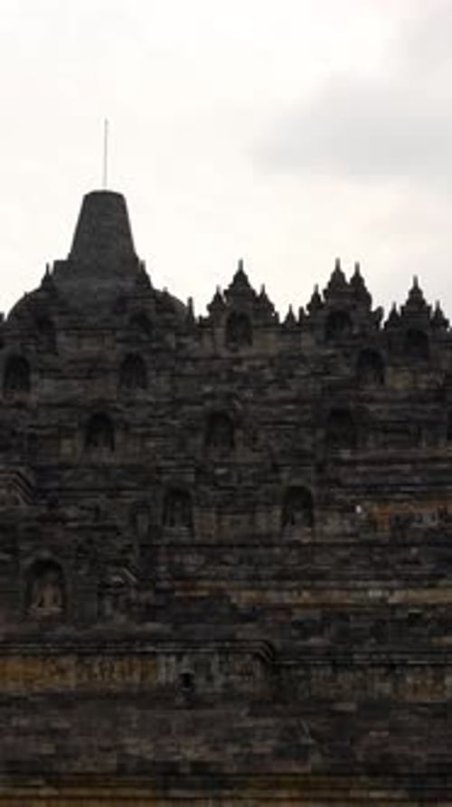 Monuments religieux, temple de Borobudur, panoramique portatif vertical à droite