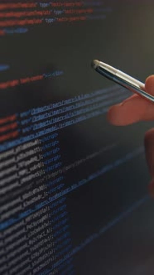 Código de programación, agujas o lápiz con pantalla de ordenador para la depuración, las pruebas y el desarrollo de Aplicaciones