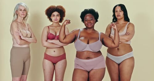 Grupo corporal positivo, braços cruzados ou mulher negra forte flexiona músculos em prol da diversidade