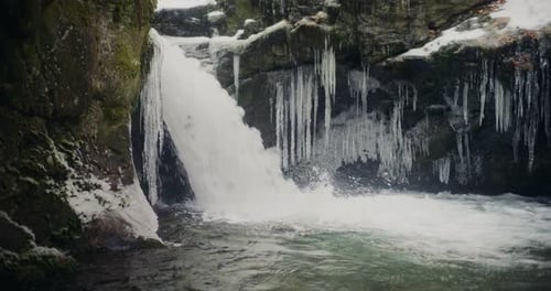 Majestätischer Wasserfall Kaskadenwasser Frisches, knackiges Wasser