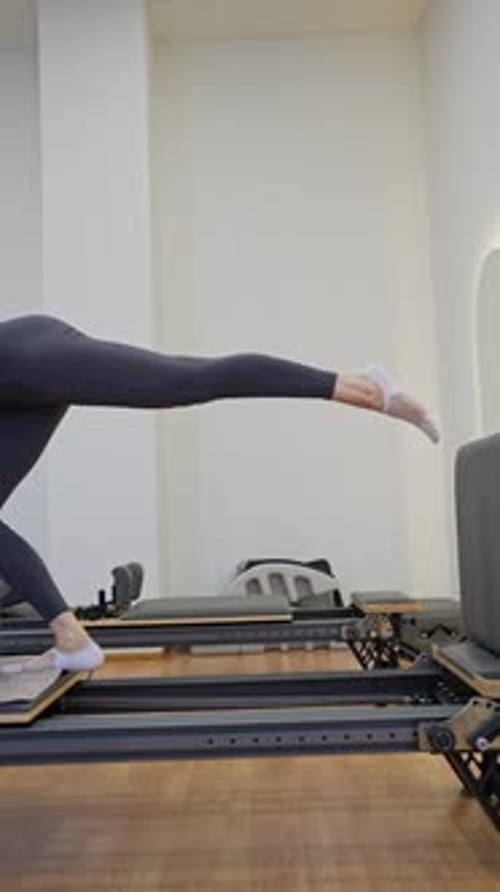 Elevadores controlados de perna única melhoram a estabilidade. Sessão de Pilates de baixo impacto, melhorando a força e