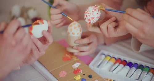 Mãe e filha estão pintando ovos de Páscoa para as férias da Páscoa