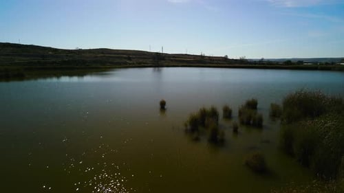 Voando sobre o lago do reservatório de Aranjuez, em Madri, Espanha