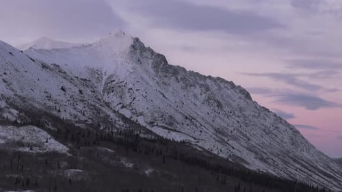 Montagnes escarpées enneigées du désert de Carcross au Yukon, Canada. Prise de vue aérienne par Drone