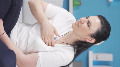 Vertikales Video einer Frau mit Atemnot, die schwer atmet.