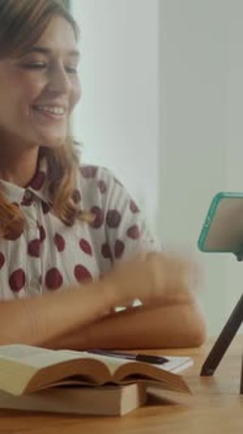 Femme se livrant à une activité créative tout en enregistrant dans une pièce lumineuse