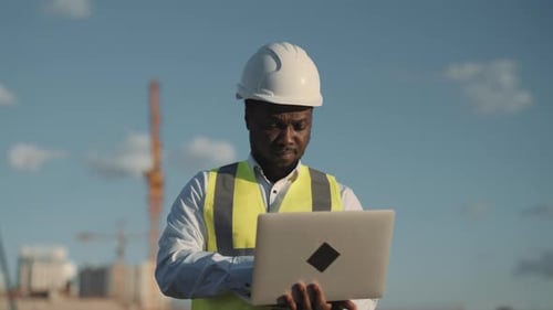 Innovation und Technologie des modernen Gebäudes, professioneller Ingenieur mit Laptop, hochqualifizierter Vorarbeiter