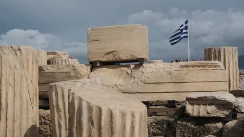 Le drapeau grec flotte au-dessus de l'ancienne tour du belvédère