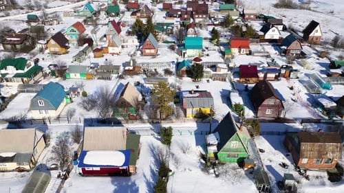 Vorstädtischer Wohnbereich mit vielen schneebedeckten Cottages an Wintertagen