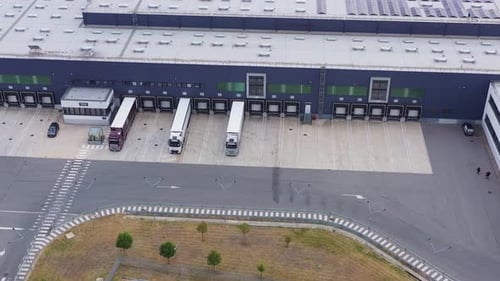 Vue aérienne d'un centre logistique et de camions de Lidl près de Sliven, Bulgarie