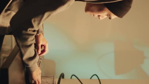Vidéo verticale : un jeune hacker profite d'une réussite en matière de cybercriminalité la nuit