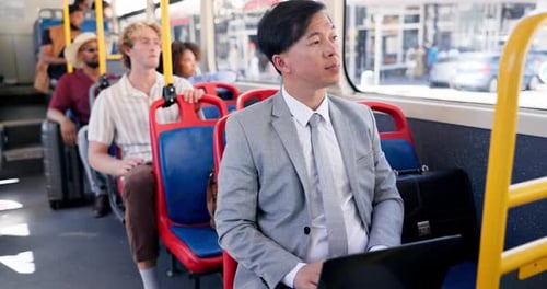 Bus, Leute und Mann mit Laptop, Geschäft und Internet mit öffentlichen Verkehrsmitteln