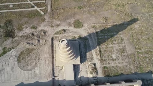 La Grande Mosquée de Samarra a été mise en service en 848 et a achevé son minaret, la tour Malwiya (Al
