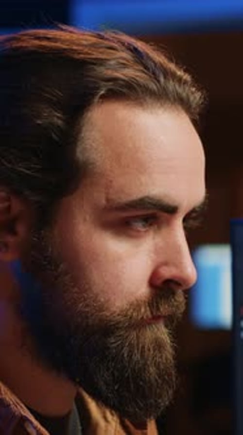 Technicien en logiciel dans un bureau d'appartement profondément immergé dans le codage en gros plan