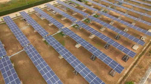 Sonnenkollektoren im Solarkraftwerk auf der Solarzellenfarm Grüne Energie aus der Sonne