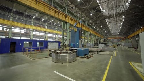 Una planta de fabricación especializada con maquinaria pesada para un stock eficiente de operaciones industriales