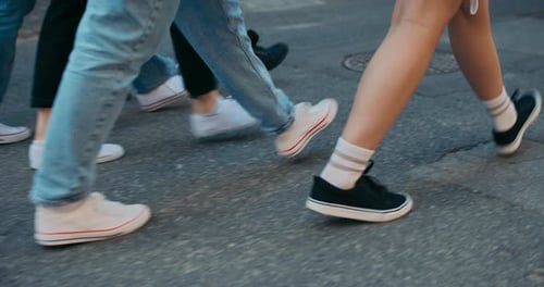 Zoom sélectif au Ralenti sur les jambes des filles qui marchent dans la rue