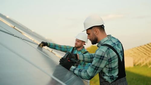 Techniker installieren und montieren Sonnenkollektoren auf einer Farm