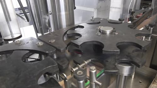 Les composants mobiles d'embouteillage et d'étiquetage du vin sont testés sans aucune bouteille.