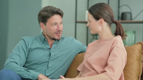 Junges Paar unterhält sich beim Entspannen zu Hause
