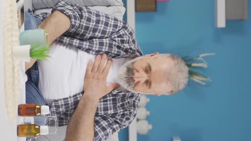 Vidéo verticale d'un vieil homme essoufflé respire fort.