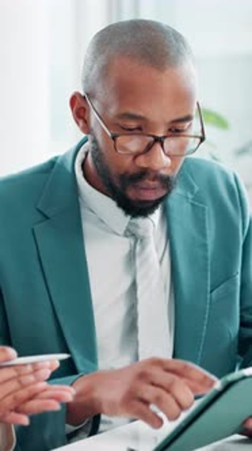 Tablette, comptable et gens d'affaires réunis pour discuter, financer un projet ou fusionner des entreprises