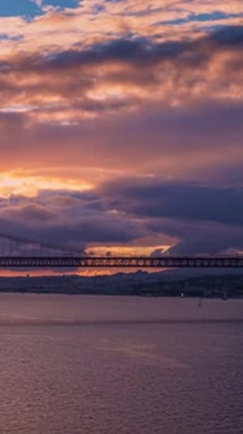 Magnifique coucher de soleil sur le pont du 25 avril, Lisbonne, Portugal, célèbre monument, paysage nuageux coloré