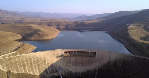 Drohne, Damm und Wasser in einer ländlichen Landschaft für Nachhaltigkeit in einer umweltfreundlichen Umgebung