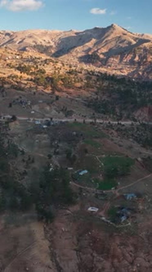 Vidéo verticale : River's Edge in the Twilight Hour