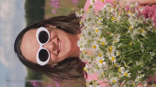 Mulher feliz se escondendo atrás de margaridas