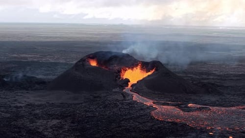 Vue aérienne du volcan avec coulée de lave, Islande.