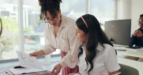 Документы, командная работа и деловые женщины с графиками, работающими над планированием проекта, оформлением документов или проведением встреч