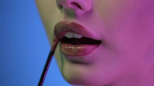Lippenglanz-Make-up auf farbigem Hintergrund