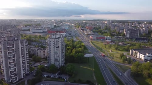 Luftbild: Schwenken zur Seite über einer Autobahn in einem von der Sowjetunion geplanten Wohnviertel Seskine in Vilni